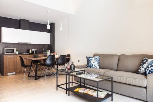TONI'S Comfy 3BD home with patio, close to Metro, Atény (fotografie 4)
