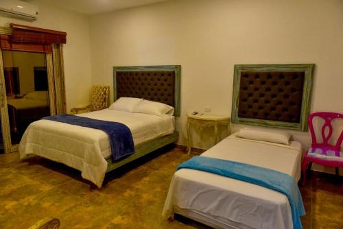 1 queen bed, 1 twin bed