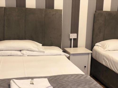 2 twin beds