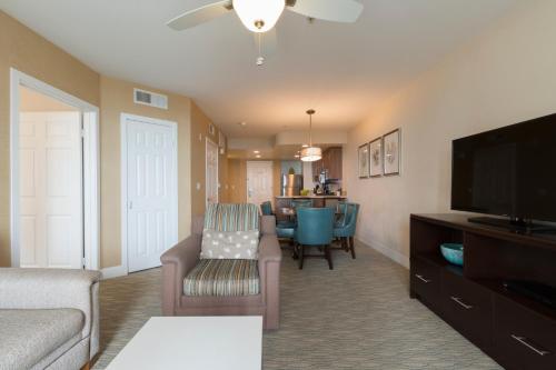 1 queen bed, 2 twin beds