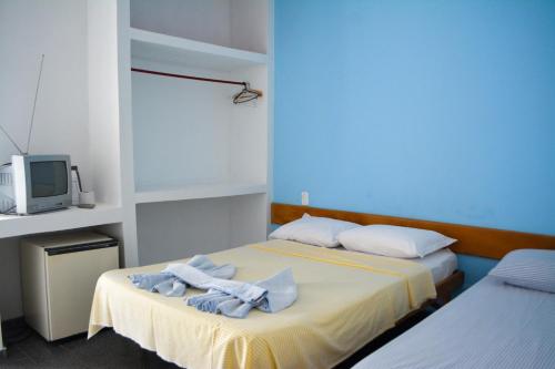 1 double bed, 1 twin bed