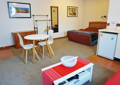 The Esplanade Motel & Conference Centre Located in West End, ASURE Colonial Court Motel is a perfect starting point from which to explore Palmerston North. The property offers a high standard of service and amenities to suit the individual 