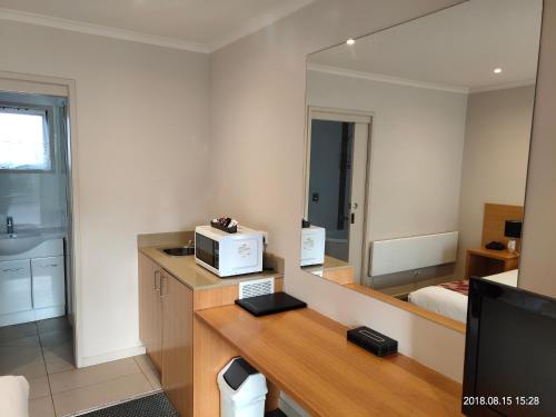 Studio with Spa Bath image 5