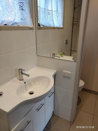 Studio with Spa Bath image 6
