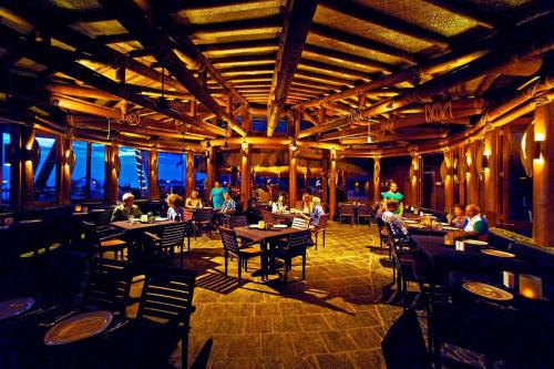 Restaurant, Coconuts Beach Club Resort & Spa in Siumu