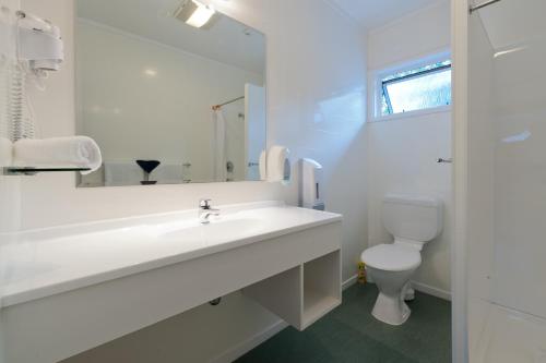 Outrigger Motel Outrigger Motel is conveniently located in the popular Paihia area. The property has everything you need for a comfortable stay. Service-minded staff will welcome and guide you at Outrigger Motel. Som