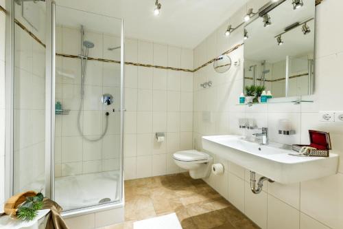 Bathroom, Gastehaus Enzianhof Hotel Garni in Oberammergau