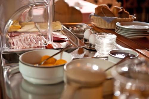 อาหารและเครื่องดื่ม, Gastehaus Enzianhof Hotel Garni in โอเบอราเมอเกา