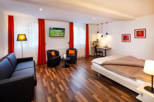 1 queen bed, 1 twin bed