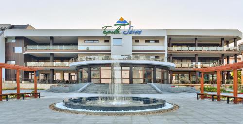 Utvendig, Topola Skies in Kavarna