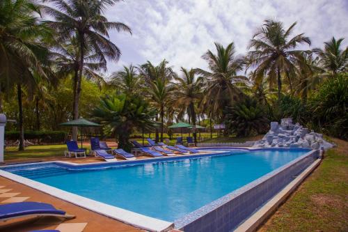 Exterior view, African Queen Lodge in Assinie