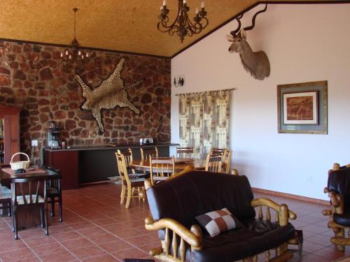 Koplietošanas atpūtas telpa ar TV, Onduri Lodge in Etosha nacionālais parks