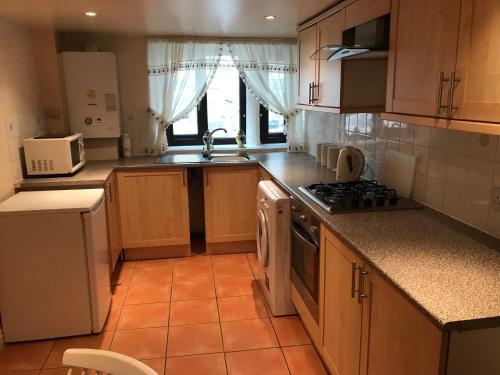 Kitchen, The Cottage, cosy 2 bedroom pet friendly perfect for contractors free secure parking,CCTV in Wortley