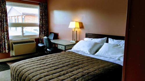 Kings Inn Midland The 2-star Kings Inn Midland offers comfort and convenience whether youre on business or holiday in Midland (ON). The hotel offers a high standard of service and amenities to suit the individual need