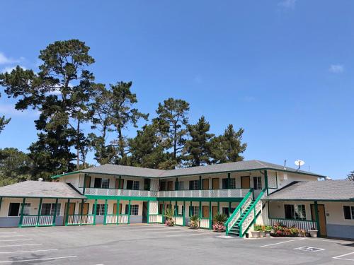 Photo - Monterey Pines Inn