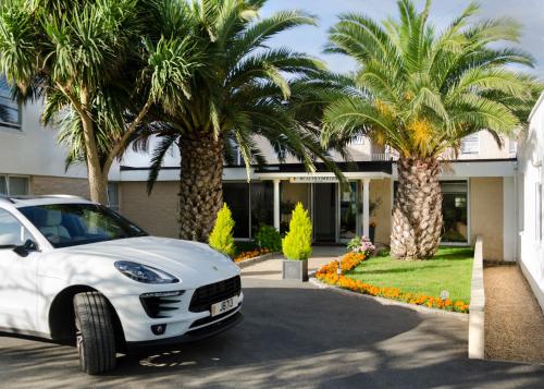 Beachcombers Hotel in Grouville