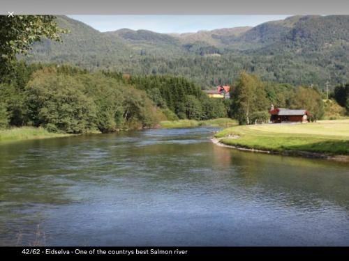 Koselig Landsbyhus i Nordfjord