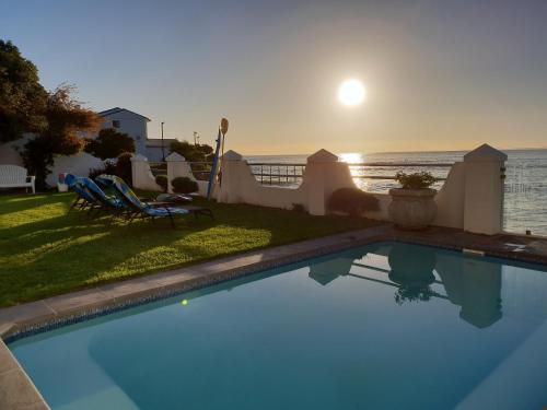 Westbank Private Beach Villa, 4 Bedrooms, Private pool, on the Beach! Cape Town