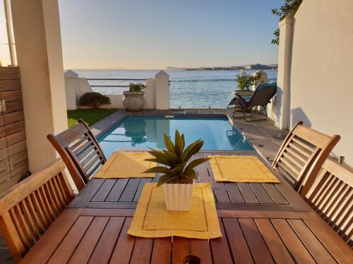 Westbank Private Beach Villa, 4 Bedrooms, Private pool, on the Beach!