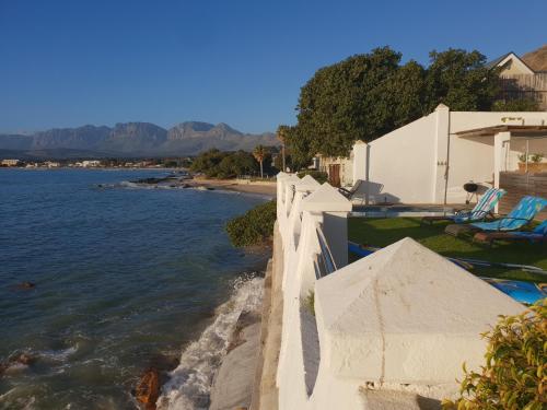 Westbank Private Beach Villa, 4 Bedrooms, Private pool, on the Beach!