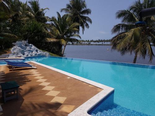 Swimming pool, African Queen Lodge in Assinie