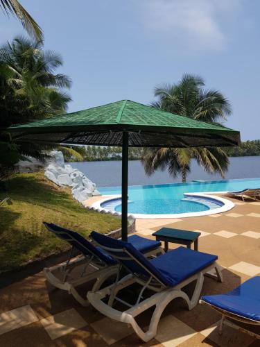 Swimming pool, African Queen Lodge in Assinie