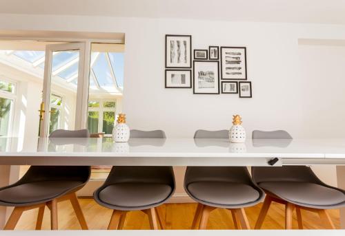 The Queen Edith Place - Lovely 6BDR Home in Secluded Area