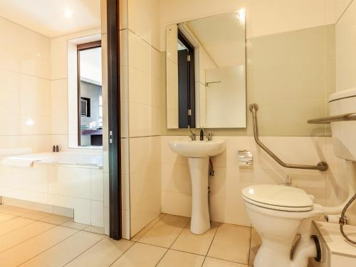 Bathroom, The Fairway Hotel, Spa & Golf Resort in Randburg