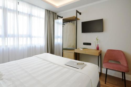 Cozy Double Room with Urban View image 6