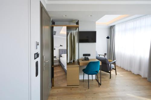 Junior Suite with Park View image 7