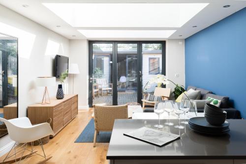 The Navy Court - Scandinavian Inspired 4BDR Home