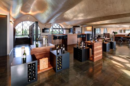 متاجر, كافا آند هوتل ماستينيل (Cava and Hotel Mastinell) in فيلافرنسا ديل بينيديس