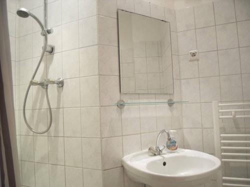 Freiraum Hostel Kreuzberg 731m von Chester Inn entfernt