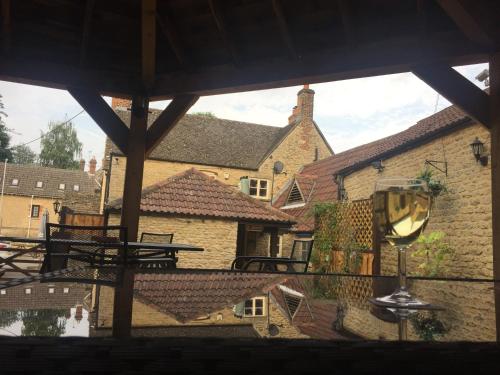 Have, Linnaea Rooms - To the Rear of Radnor Arms in Malmesbury