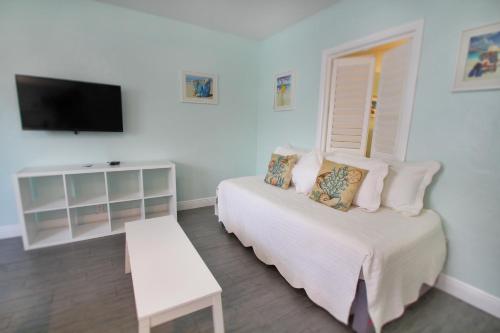 Hollywood Beachside Boutique Suite - image 11