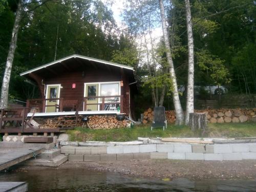Lohja Chalet at Lake Enäjärvi (Lohja Chalet at Lake Enajarvi) in Karjalohja
