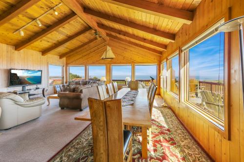 Large Oceanfront Home - Hot Tub Pets OK Deck in Cleone (CA)