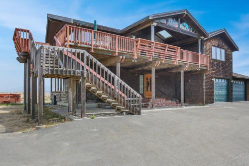 Large Oceanfront Home - Hot Tub Pets OK Deck in Cleone (CA)