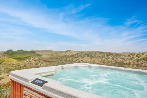 Large Oceanfront Home - Hot Tub Pets OK Deck in Cleone (CA)
