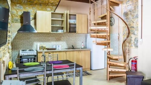 Nivritos Traditional Homes in Rouvas