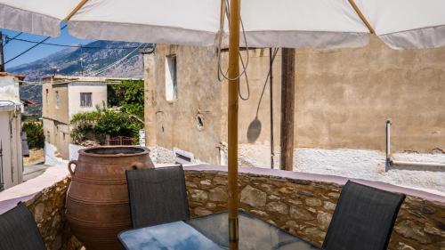 Balcony/terrace, Nivritos Traditional Homes in Rouvas