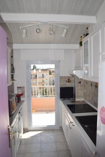 Kitchen, le lagon bleu - Frejus near Théâtre Romain