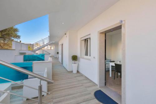 Absolute Suite Apartments - image 7