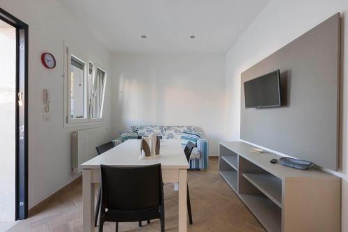 Absolute Suite Apartments - image 9