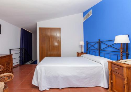 Hotel Mar de Tossa URH Park Hotel is conveniently located in the popular Tossa de Mar area. The hotel offers a high standard of service and amenities to suit the individual needs of all travelers. Free Wi-Fi in all room