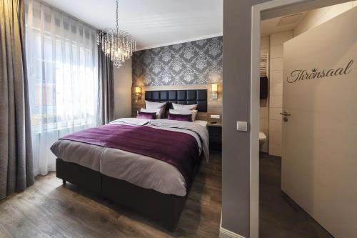 1 king bed, 1 sofa bed
