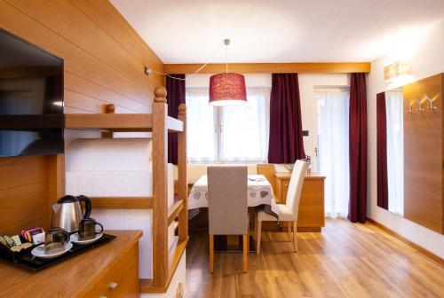 1 queen bed, 2 sofa beds