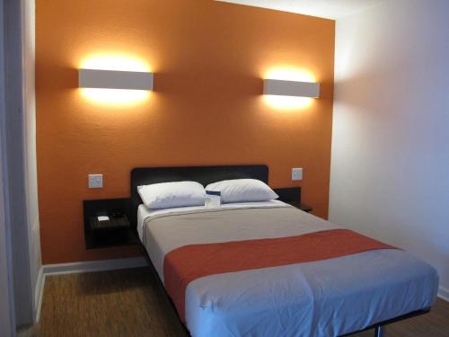 Motel 6 Baltimore Downtown - image 4