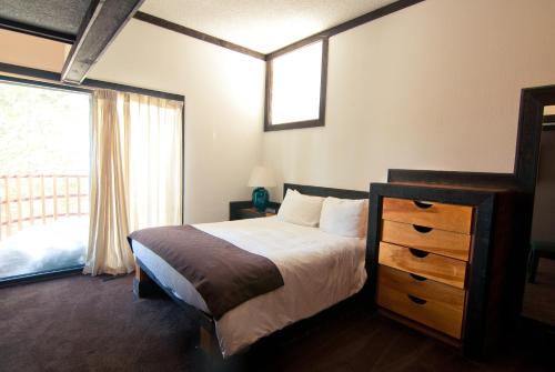 2 bedrooms, 4 beds