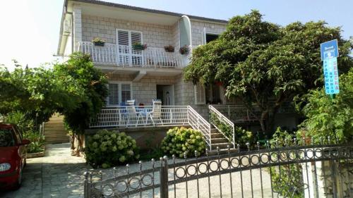 Apartments with a parking space Mirca Brac - 730